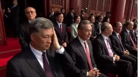 李海新黄牌引热议，刘越、黄健翔等热议不断，热议帖楼中45楼至107楼反响热烈